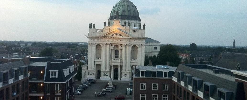 Basiliek Oudenbosch, gezien vanaf het dak van Tivoli