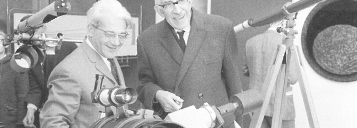 Prof. Minnaert en Bruno Ernst tijdens de opening op 14 januari 1961